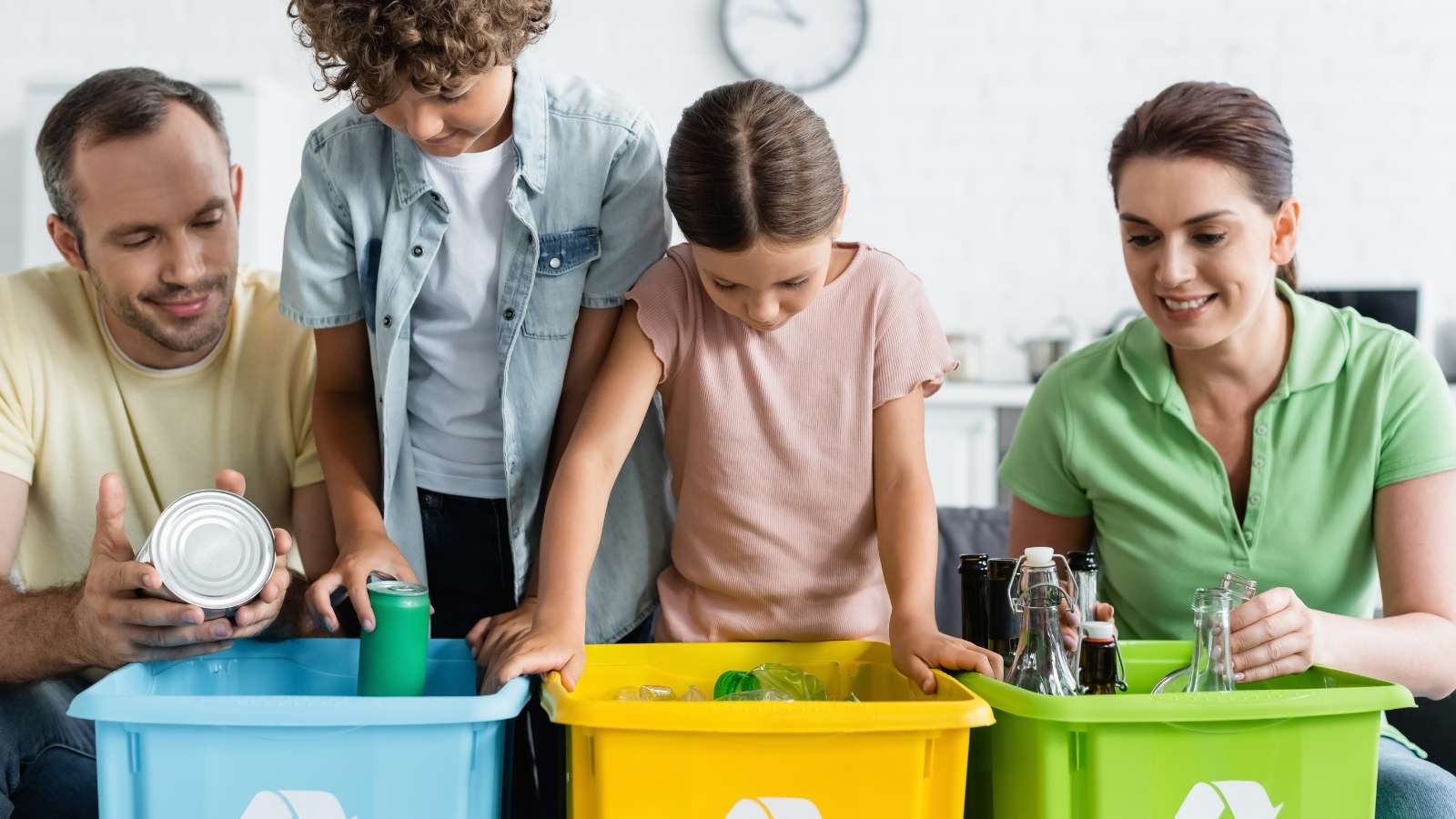 [Translate to Englisch:] Familie vor verschiedenen Boxen zum Mülltrennen