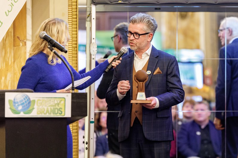 Bernd Rühle nimmt den Green Brands Preis entgegen