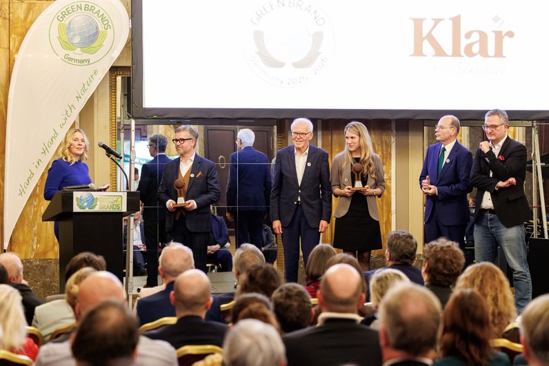 Vertriebsteam AlmaWin nimmt auf der Bühne der Green Brands-Gala in Nürnberg den 7. Green Brands Preis entgegen