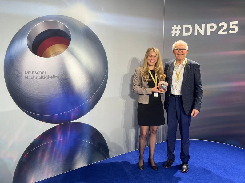  Marion Jäger and Rudolf Bund holding the trophy of the German Sustainability Award