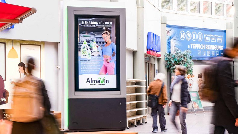 AlmaWin Werbescreen in einem Einkaufszentrum