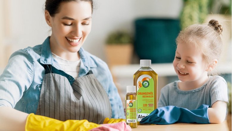 Mutter und Kind putzen mit AlmaWin Orangenölreiniger