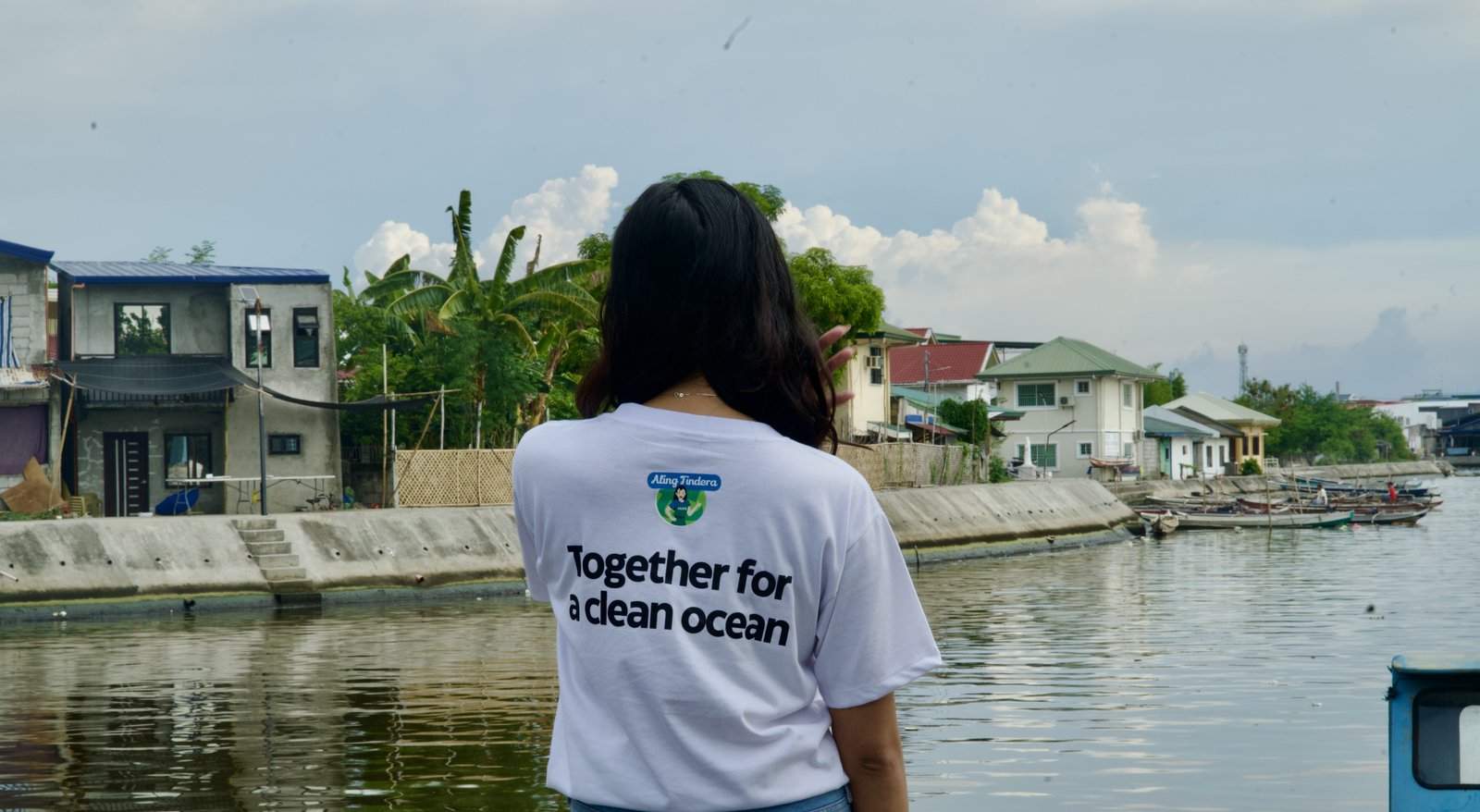 Frau mit Aufschrift auf dem T-shirt: together for clean oceans
